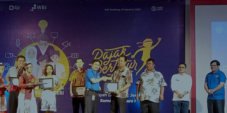 TAX CENTER UMSU MENERIMA 2 PENGHARGAAN OLEH KAKANWIL DJP SUMUT
